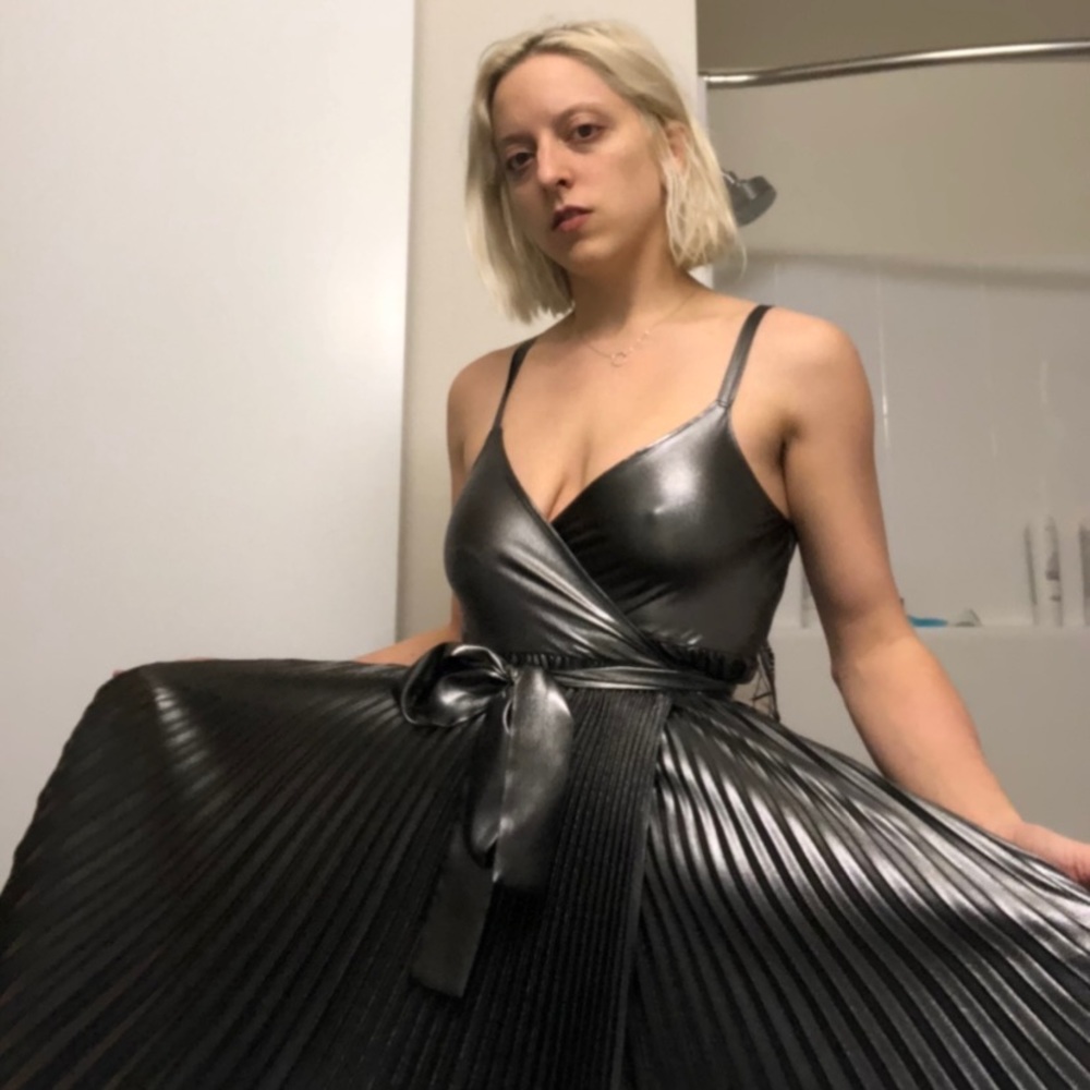 A.L.C intermix silver metallic pleated dress - Picture 4 of 7